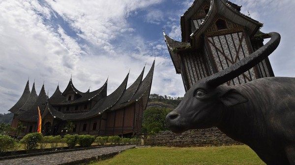 Bangunan yang merupakan replika dari istana Kerajaan Pagaruyung tersebut merupakan destinasi edukasi mengenai Kerajaan Pagaruyung dan budaya Minangkabau.   