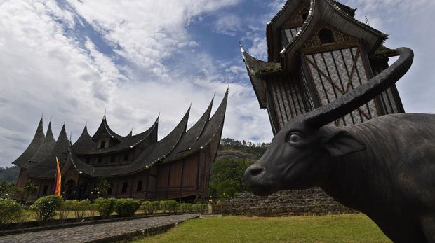 Suasana Istano Basa Pagaruyung di Tanjung Emas, Kabupaten Tanah Datar, Sumatera Barat, Rabu (13/4/2022). Bangunan yang merupakan replika dari istana Kerajaan Pagaruyung tersebut merupakan destinasi edukasi mengenai Kerajaan Pagaruyung dan budaya Minangkabau. Antara Foto/Aditya Pradana Putra/aww.