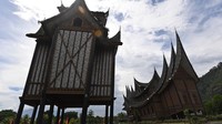 Istana ini sudah mengalami tiga kali pembangunan karena sudah tiga kali terbakar. Karena itulah yang saat ini ada adalah replika kerajaan aslinya.  