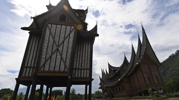 Istana ini sudah mengalami tiga kali pembangunan karena sudah tiga kali terbakar. Karena itulah yang saat ini ada adalah replika kerajaan aslinya.  