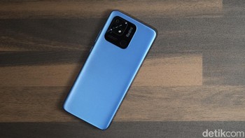 Unit yang kami terima ini berwarna Ocean Blue. Bagian belakang Redmi 10C diisi oleh modul kamera berbentuk persegi, bukan persegi panjang seperti seri ponsel Xiaomi lain. Foto: detikINET/Anggoro Suryo Jati