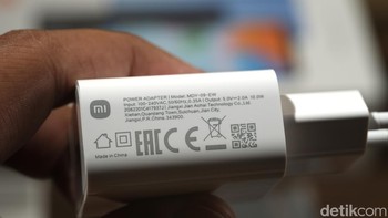 Sementara kepala chargernya cuma mendukung pengisian daya maksimal 10W. Meski sebenarnya Redmi 10C mendukung daya maksimal sampai 18W. Foto: detikINET/Anggoro Suryo Jati