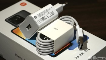 Perbedaan juga ada pada charger dan kabelnya, yaitu pada daya maksimal yang bisa disalurkan lewat kabelnya. Terlihat kabel USB yang disertakan bagian dalamnya berwarna putih, bukan orange seperti di seri lain yang daya chargernya lebih besar. Foto: detikINET/Anggoro Suryo Jati