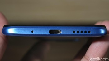 Di bagian bawah ada lubang mikrofon dan spekaer, serta port USB-C untuk mengisi daya dan transfer data. Foto: detikINET/Anggoro Suryo Jati
