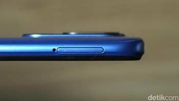 Bagian kiri ada slot untuk kartu SIM dan micro SD. Foto: detikINET/Anggoro Suryo Jati