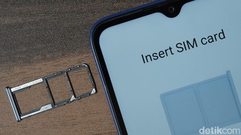 Slotnya terpisah semua, jadi pengguna bisa menggunakan dua SIM sekaligus microSD, yang kapasitas maksimalnya 1TB. Foto: detikINET/Anggoro Suryo Jati