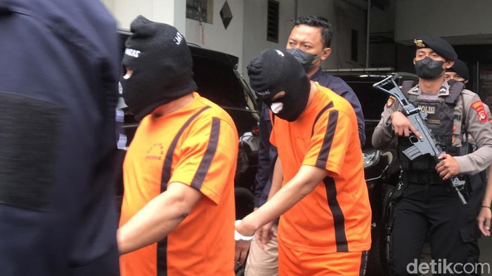 3 Residivis Pembobol 19 Minimarket Ditangkap! Satrekrim Polres Kota Sukabumi berhasil menangkap para pembobol ulung 19 minimarket di 5 wilayah hukum di luar Sukabumi. Ketiganya merupakan residivis tindak pidana yang serupa.
