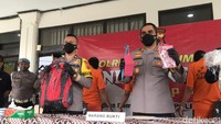 Ketiga pelaku yaitu berinisial MS (40), RGH (39) dan RDG (35). Sejumlah barang bukti diamankan di antaranya satu unit kendaraan roda empat merk warna putih dengan nomor polisi B 2612 SKW, satu buah linggis, dua buah kunci pas 8 dan berbagai macam produk rokok, minyak telon dan lain-lain.