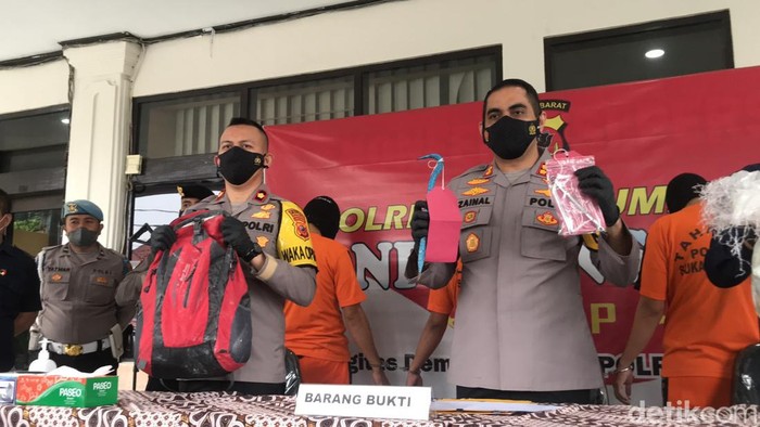 3 Residivis Pembobol 19 Minimarket Ditangkap! Satrekrim Polres Kota Sukabumi berhasil menangkap para pembobol ulung 19 minimarket di 5 wilayah hukum di luar Sukabumi. Ketiganya merupakan residivis tindak pidana yang serupa.