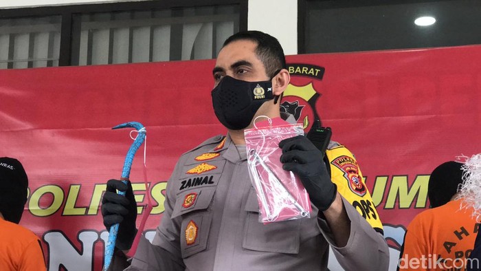 3 Residivis Pembobol 19 Minimarket Ditangkap! Satrekrim Polres Kota Sukabumi berhasil menangkap para pembobol ulung 19 minimarket di 5 wilayah hukum di luar Sukabumi. Ketiganya merupakan residivis tindak pidana yang serupa.