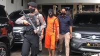 Kapolres Sukabumi Kota AKBP SY Zainal Abidin mengatakan, tersangka melakukan pencurian dengan merusak atap lalu merusak plafon dan masuk ke dalam minimarket Alfamart. Dari masing-masing minimarket, kata dia, jumlah kerugian minimal Rp 10 juta dan hasil curian dijual eceran ke warung-warung.   