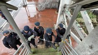 Polisi menyatakan akan bertindak persuasif saat mengawal aksi demo hari ini.  