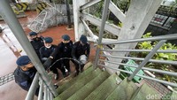Pasukan keamanan memasang kawat berduri di Jembatan Penyebrangan Orang (JPO) di Kawasan Patung Kuda Arjuna Wijaya, Jalan Medan Merdeka Barat, Kamis (21/4/2022). 