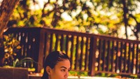Saat mengunjungi Indonesia, Agnez juga tak lupa menikmati floating breakfast. Ia juga menikmati segelas mocktail yang segar. Foto: Instagram @agnezmo