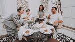 Momen Seru Agnez Mo Minum Kelapa Muda dan Santap Sarapan yang Nikmat