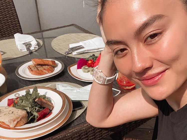 Momen Seru Agnez Mo Minum Kelapa Muda dan Santap Sarapan yang Nikmat