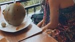 Momen Seru Agnez Mo Minum Kelapa Muda dan Santap Sarapan yang Nikmat