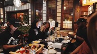 Momennya makan di restoran juga kerap ia bagikan. Seperti saat bersama teman-temannya menikmati aneka hidangan Jepang. Foto: Instagram @agnezmo
