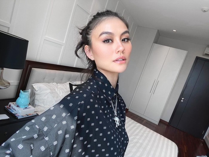Momen Seru Agnez Mo Minum Kelapa Muda dan Santap Sarapan yang Nikmat