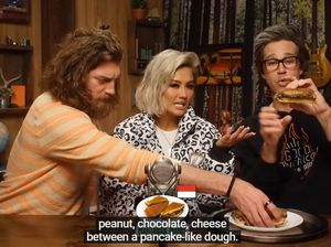 Agnez Mo Kenalkan Pempek dan Martabak di Good Mythical Morning