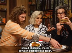 Agnez Mo Kenalkan Pempek dan Martabak di Good Mythical Morning