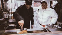 Di Amerika Agnez Mo pernah berkunjung ke salah satu dapur restoran. Di sana ia melihat proses makanan pesanannya. Foto: Instagram @agnezmo