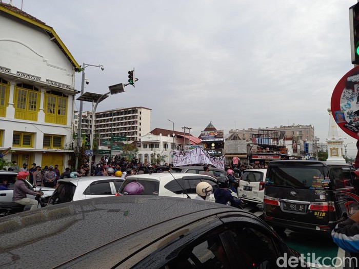 Akse demo di Tugu Jogja, Kamis (21/4/2022).