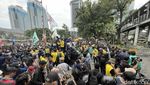 Demo Mahasiswa 21 April Dihadang Kawat Berduri