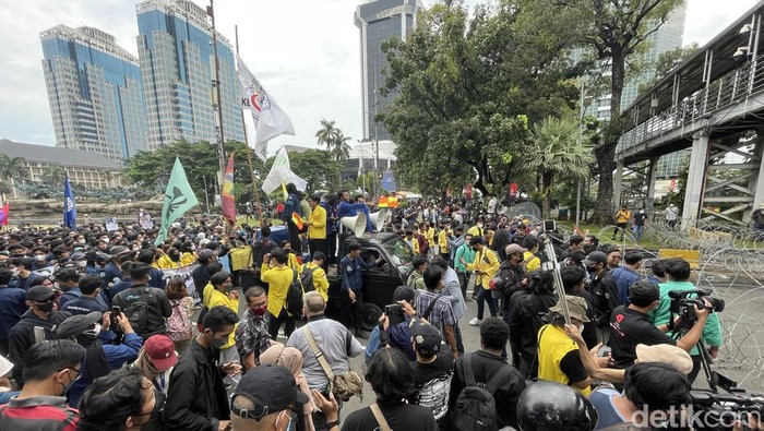 Massa aksi mahasiswa dari berbagai universitas menggelar aksi demo di kawasan Patung Kuda, Jakarta, Kamis (21/4/2022).