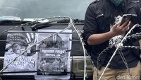 Mereka terlihat kompak menggunakan jas almamater masing-masing universitas. Massa aksi juga terlihat membawa beberapa atribut seperti bendera BEM masing-masing perguruan tinggi dan spanduk yang berisi tuntutan mereka.  