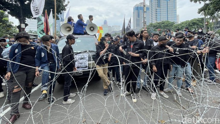 Aksi Demo Mahasiswa di Hadang Kawat Berduri Massa aksi mahasiswa dari berbagai universitas menggelar aksi demo di kawasan Patung Kuda, Jakarta, Kamis (21/4/2022).