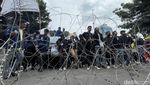 Demo Mahasiswa 21 April Dihadang Kawat Berduri