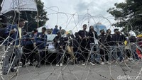 Aksi mereka pun dihadang oleh kawat berduri yang dipasang oleh petugas aparat kepolisian.  