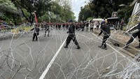 Sebelum dihadang oleh kawat berduri, para mahasiswa jalan kaki  ke Patung Kuda untuk memulai aksi demonstrasi.  