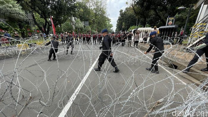 Massa aksi mahasiswa dari berbagai universitas menggelar aksi demo di kawasan Patung Kuda, Jakarta, Kamis (21/4/2022).