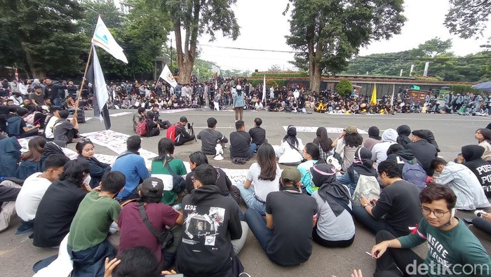 Aliansi mahasiswa menuntut sikap tegas eksekutif, legislatif dan yudikatif tentang penolakan terhadap wacana tiga periode dari Gedung Sate, Kota Bandung, Kamis (21/4/2022)