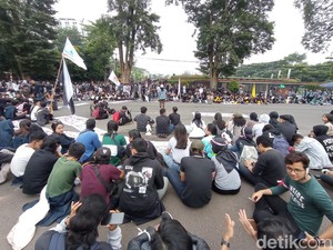 Mahasiswa-Ojol Demo di Gedung Sate, Apa Tuntutannya?