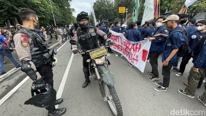 Aliansi Mahasiwa Mulai Aksi Demo 21 April di Patung Kuda Sejumlah mahasiswa dari berbagai universitas yang akan melaksanakan demonstrasi mulai berdatangan ke lokasi aksi di Patung Kuda, Jakarta Pusat, Kamis (21/04/2022).