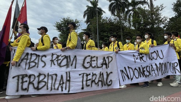 Sejumlah mahasiswa dari berbagai universitas yang akan melaksanakan demonstrasi mulai berdatangan ke lokasi aksi di Patung Kuda, Jakarta Pusat, Kamis (21/04/2022).