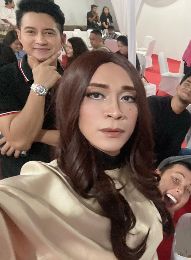 Aming pun tampak berfoto bersama para rekan artis lainnya yang turut hadir. Penampilan Aming di acara tersebut yang berhasil mencuri atensi. Pasalnya Aming terlihat berdandan maksimal dengan mengenakan wig rambut panjang dan riasan mata yang cukup berat. Foto: Instagram/@amingisback