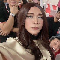 Aming pun tampak berfoto bersama para rekan artis lainnya yang turut hadir. Penampilan Aming di acara tersebut yang berhasil mencuri atensi. Pasalnya Aming terlihat berdandan maksimal dengan mengenakan wig rambut panjang dan riasan mata yang cukup berat. Foto: Instagram/@amingisback