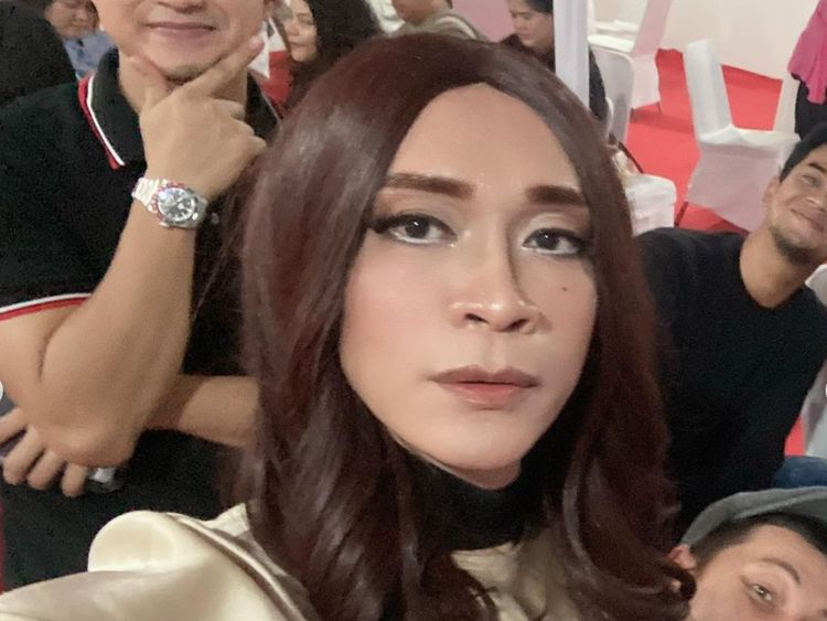 8 Foto Aming di Ultah Pernikahan Wendy Cagur, Tampil Seksi Berdandan Maksimal