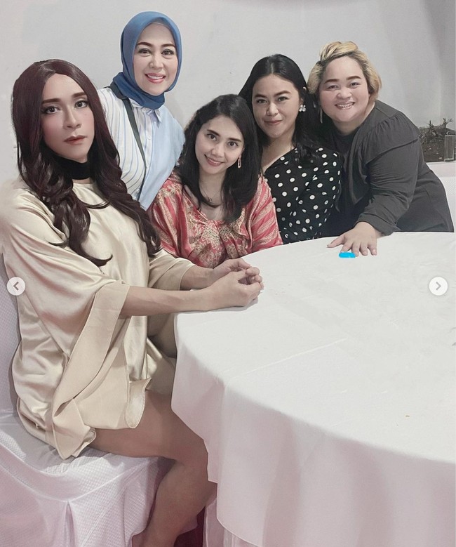 Bak seorang wanita, Aming tampil mengenakan dress pendek berwarna krem yang dipadukan dengan choker hitam yang melingkar di lehernya. Dress yang dikenakan Aming itu tampak seksi karena memperlihatkann hampir sebagian besar bagian pahanya. Foto: Instagram/@amingisback