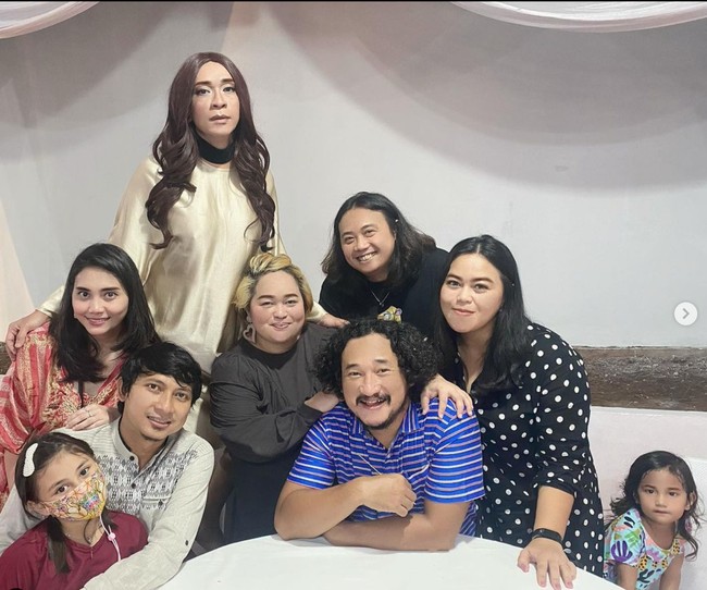 Karena penampilan nyentriknya, Aming sering mendapat julukan Drag Queen. Drag Queen sendiri merupakan sebutan untuk pria yang senang berdandan seperti layaknya seorang wanita. Biasanya Drag Queen suka berdandan tebal untuk menciptakan kesan dramatis. Foto: Instagram/@amingisback