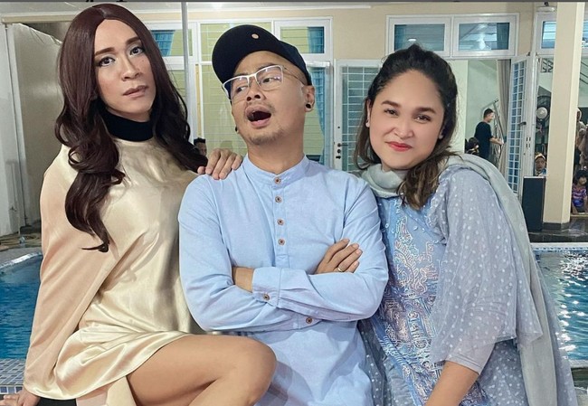 Baru-baru ini Aming terlihat datang ke acara ulang tahun pernikahan Wendy Cagur dan istrinya yang ke-12. Momen kehadirannya di acara tersebut kemudian dibagikan Aming ke akun Instagram pribadinya. Foto: Instagram/@amingisback