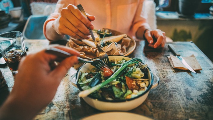 Apa Kamu Sering Minta Tukar Makanan Pacar? Simak Komentar Netizen
