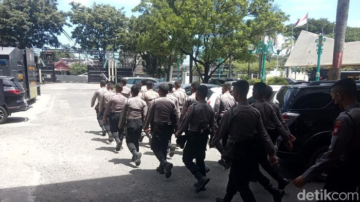 Aparat kepolisian dikerahkan untuk pengamanan demo 21 April Makassar.