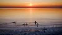 Nah, sudah pernahkah Anda menikmati senja sambil bermain paddle board?