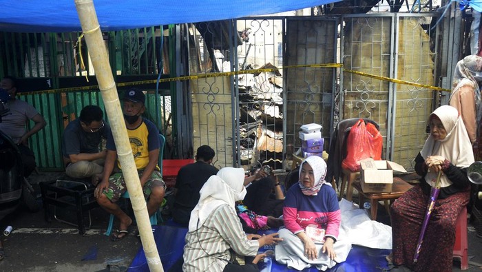 Asrama Polisi, Kecamatan Mamajang, Makassar, Sulawesi Selatan, ludes terbakar akibat kobocoran gas, pada Rabu (20/4) kemarin. Kini garis polisi membentangi lokasi kejadian.