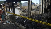 Warga melihat kondisi rumah pascakebakaran asrama polisi di Kecamatan Mamajang, Makassar, Sulawesi Selatan, Kamis (21/4/2022).